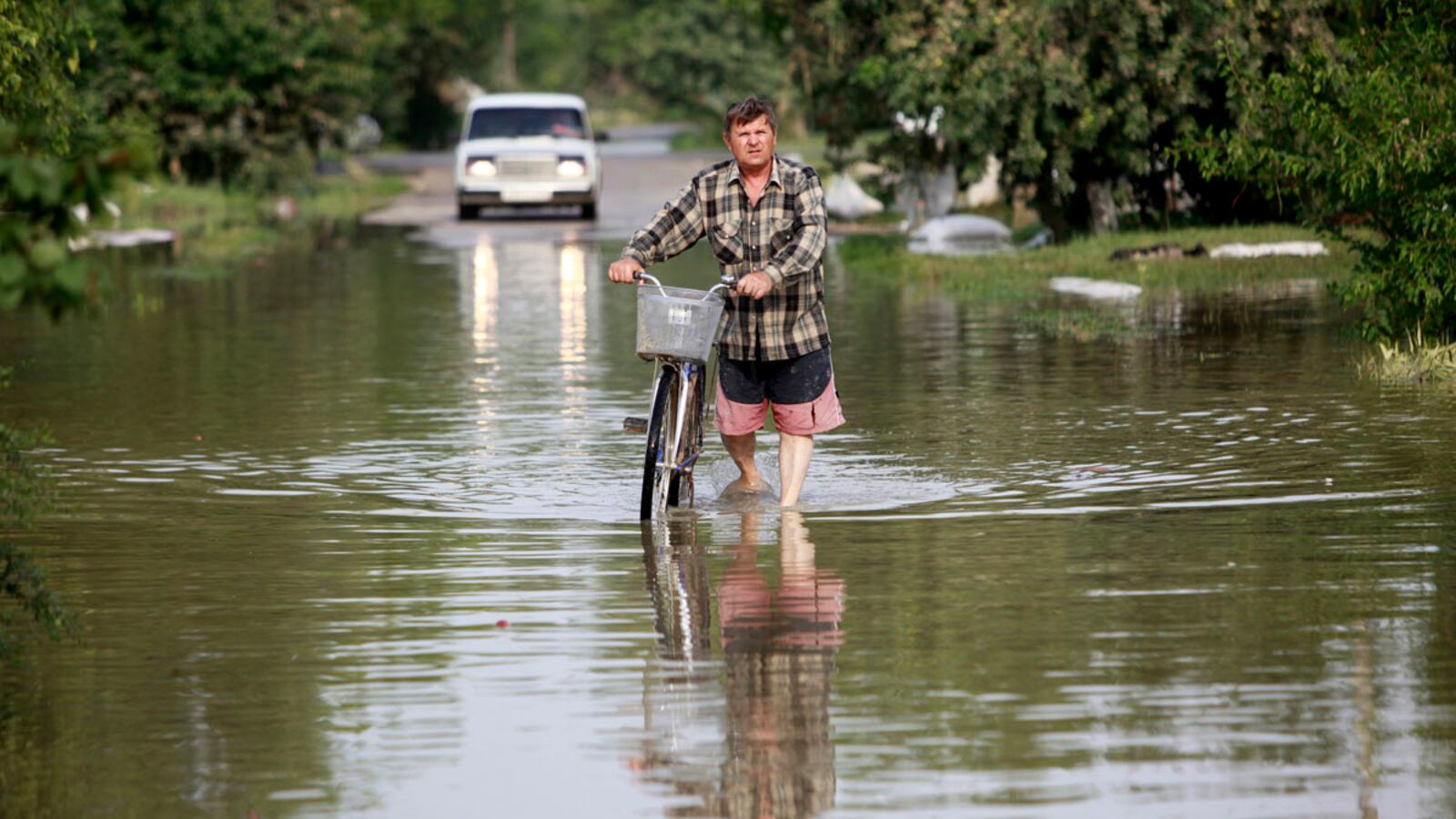 cheats/2012/07/08/putin-wants-flood-inquiry/russia-flooding-putin-investigation-cheat_jmizai