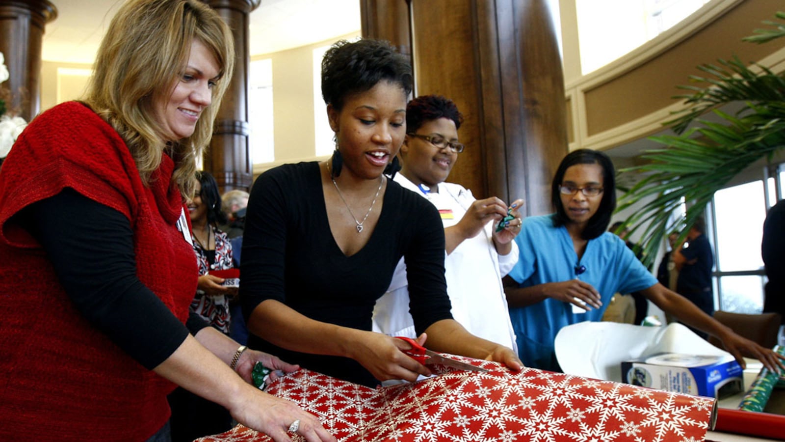 cheats/2011/12/24/gift-wrap-sales-boom/gift-wrapping-paper-sales-up-cheat_fqm6v3