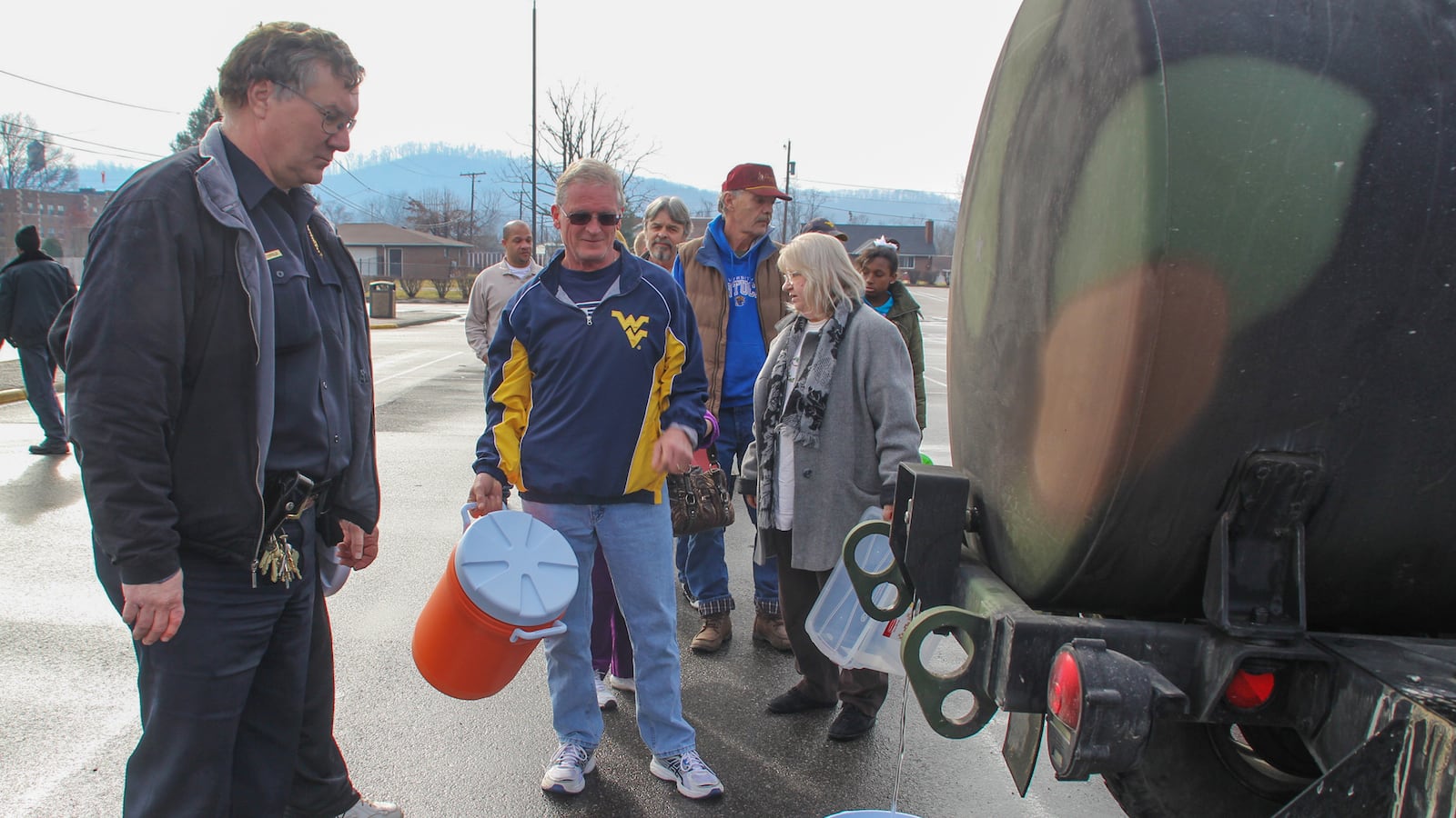 articles/2014/01/10/in-west-virginia-water-an-environmental-nightmare-borders-on-crisis/140110-tomasky-spill-tease_lrlai4