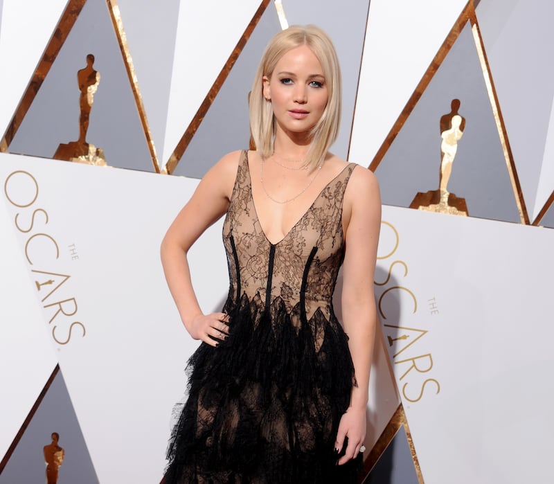 HOLLYWOOD, CA - FEBRUARY 28: Actress Jennifer Lawrence arrives at the 88th Annual Academy Awards at Hollywood & Highland Center on February 28, 2016 in Hollywood, California. (Photo by Gregg DeGuire/WireImage)