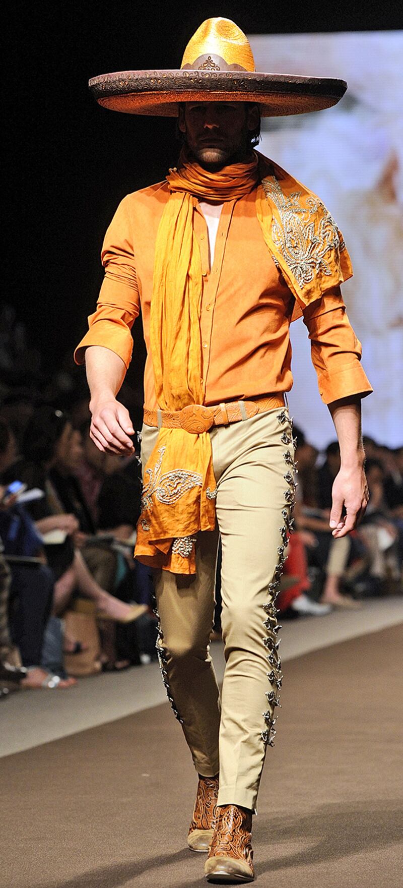 galleries/2013/06/28/gucci-alexander-mcqueen-and-more-of-menswear-fashion-week-s-craziest-looks-photos/AP-etro_giaphn