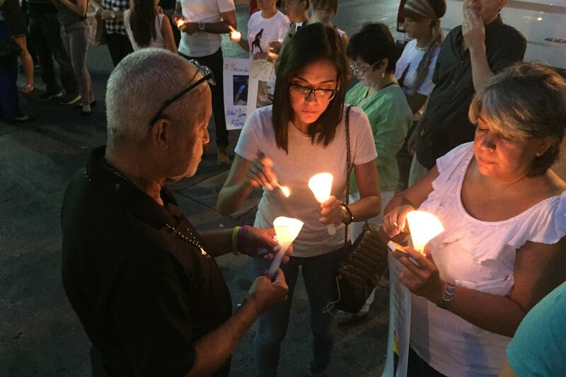 galleries/2016/06/13/mourning-orlando-s-mass-lgbt-murder/160613-orlando-vigil5a_saowj6