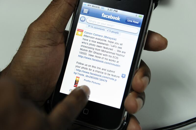 articles/2011/11/22/are-the-rumors-about-a-facebook-phone-true-and-will-it-live-up-to-its-competitors/facebook-phone-lyons_abmtwo