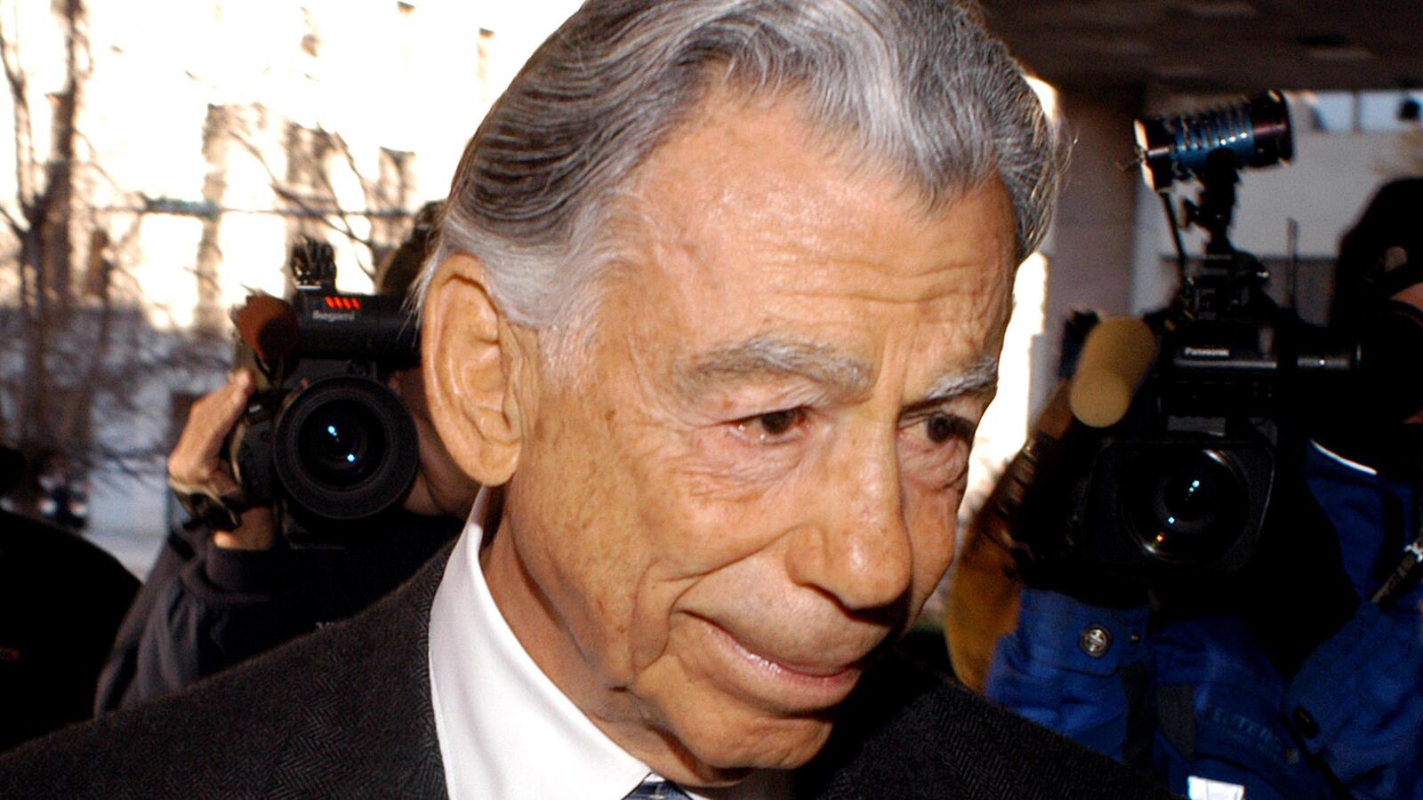 articles/2015/06/16/kirk-kerkorian-the-modest-mogul-who-quietly-built-vegas-dies-at-98/150616-smith-kerkorian-tease_thqkhk