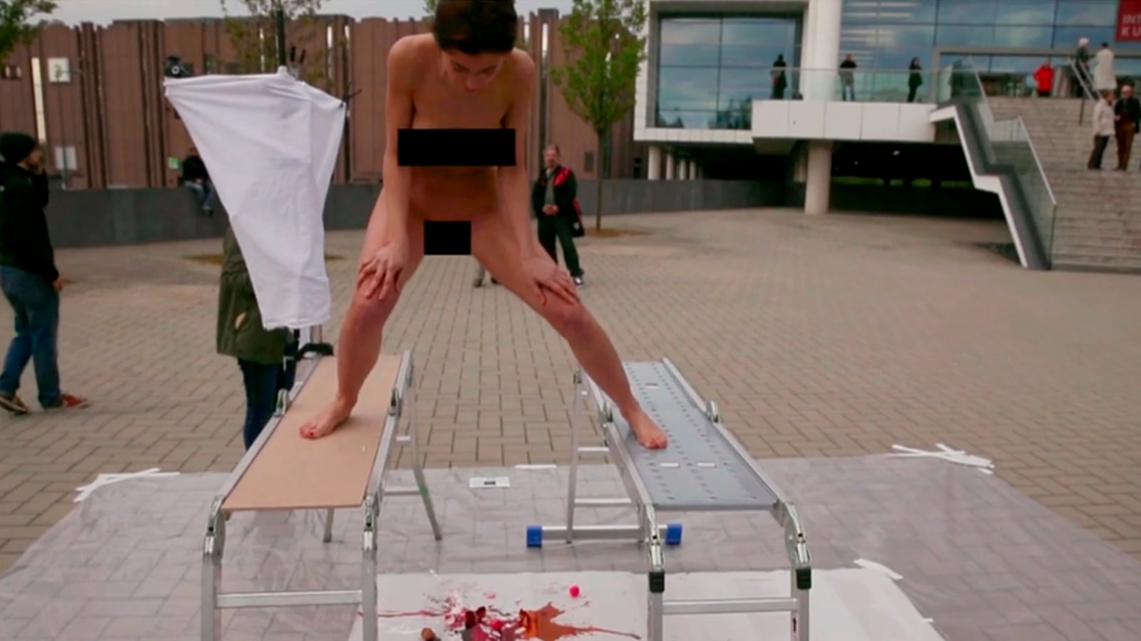 articles/2014/04/25/the-latest-proof-that-performance-art-is-bullshit-a-woman-who-births-paint-filled-eggs-from-her-vagina/140424-crocker-performance-art-tease_dqgjnr