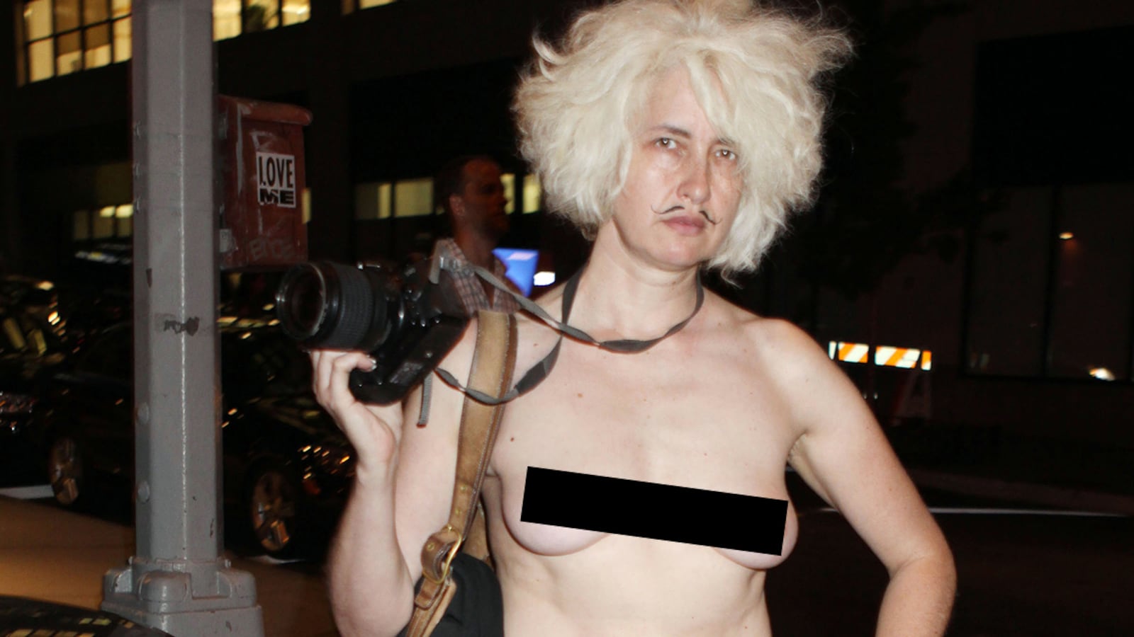 articles/2011/09/30/interview-the-manhattan-topless-paparazzo-speaks-out/holly-van-voast-fernandez_utl0gp