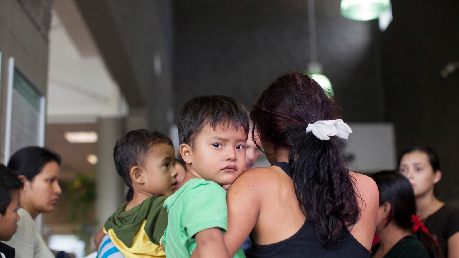 cheats/2014/06/07/immigrants-being-dumped-at-az-bus-stops/140607-migrant-bus-stop-cheat_xnnuao