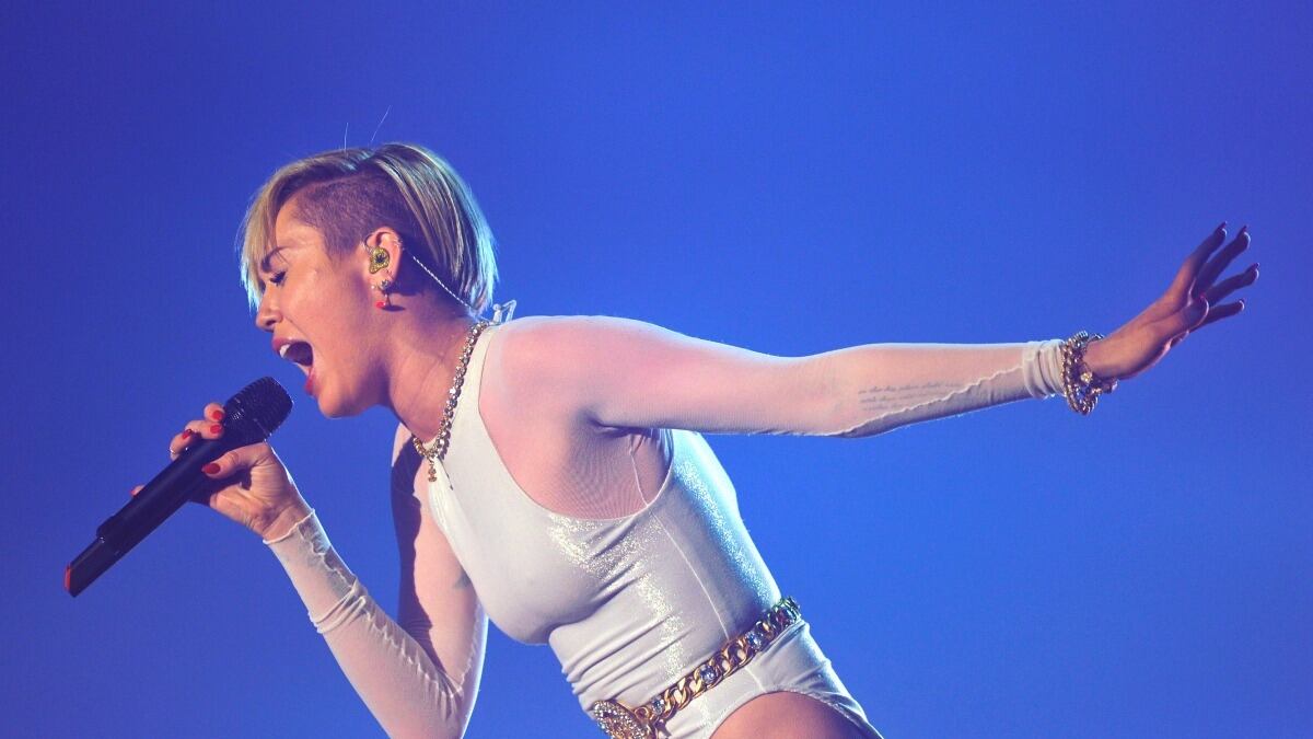 articles/2013/11/11/miley-cyrus-smokes-joint-on-stage-amy-robach-reveals-cancer-diagnosis-on-gma/miley_cyrus_EMAs_tease_nw2lvb