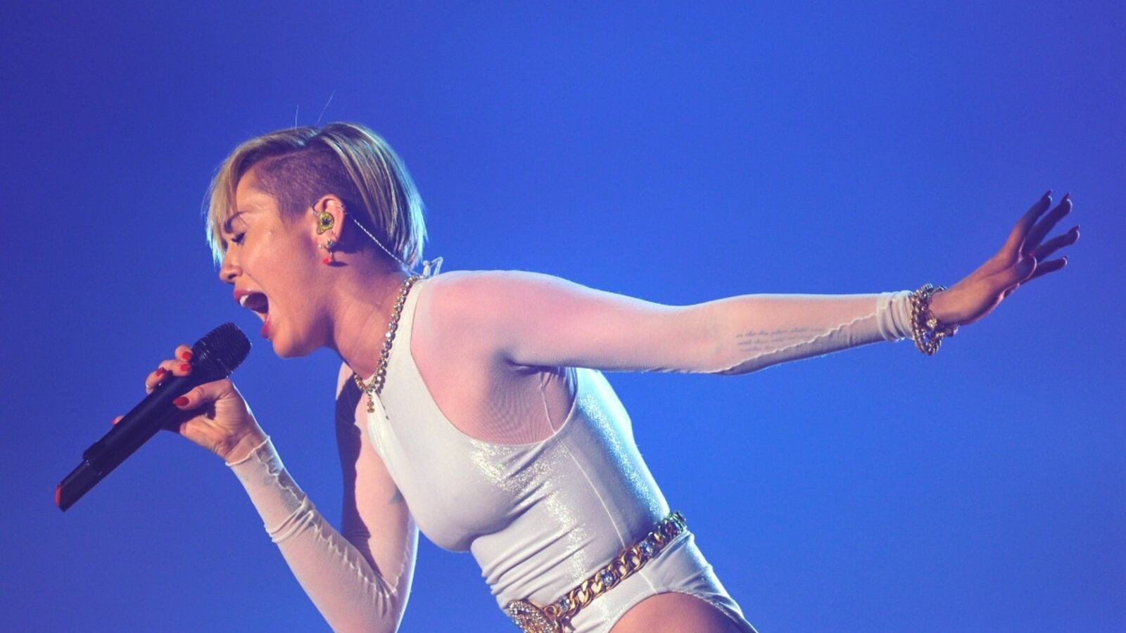 articles/2013/11/11/miley-cyrus-smokes-joint-on-stage-amy-robach-reveals-cancer-diagnosis-on-gma/miley_cyrus_EMAs_tease_nw2lvb