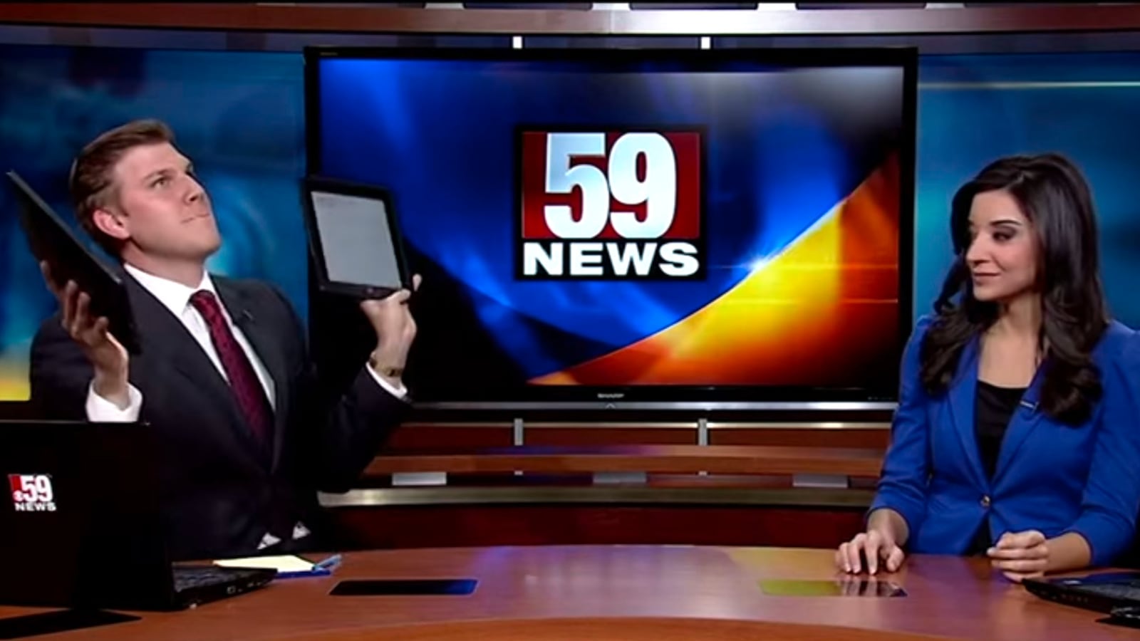 articles/2014/11/06/local-news-anchor-dances-at-his-desk/local-news-anchor-dances-at-his-desk-image_zjuzwr