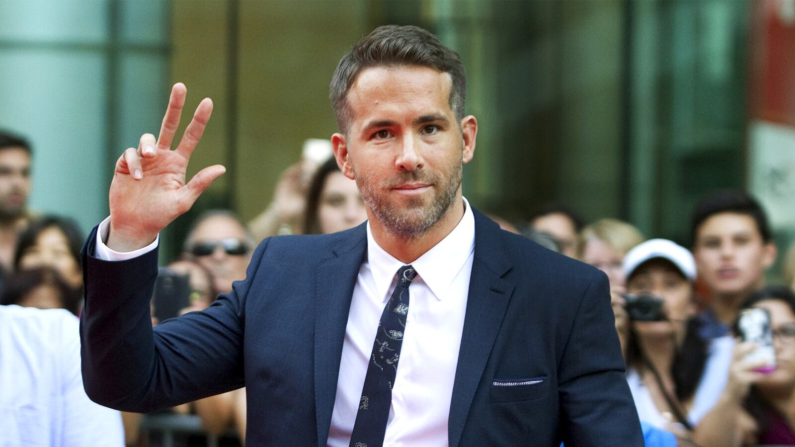 articles/2015/09/22/ryan-reynolds-s-backstabbing-best-friend-and-the-saddest-celebrity-betrayals/150922-zimmerman-ryan-reynolds-tease_adnk74