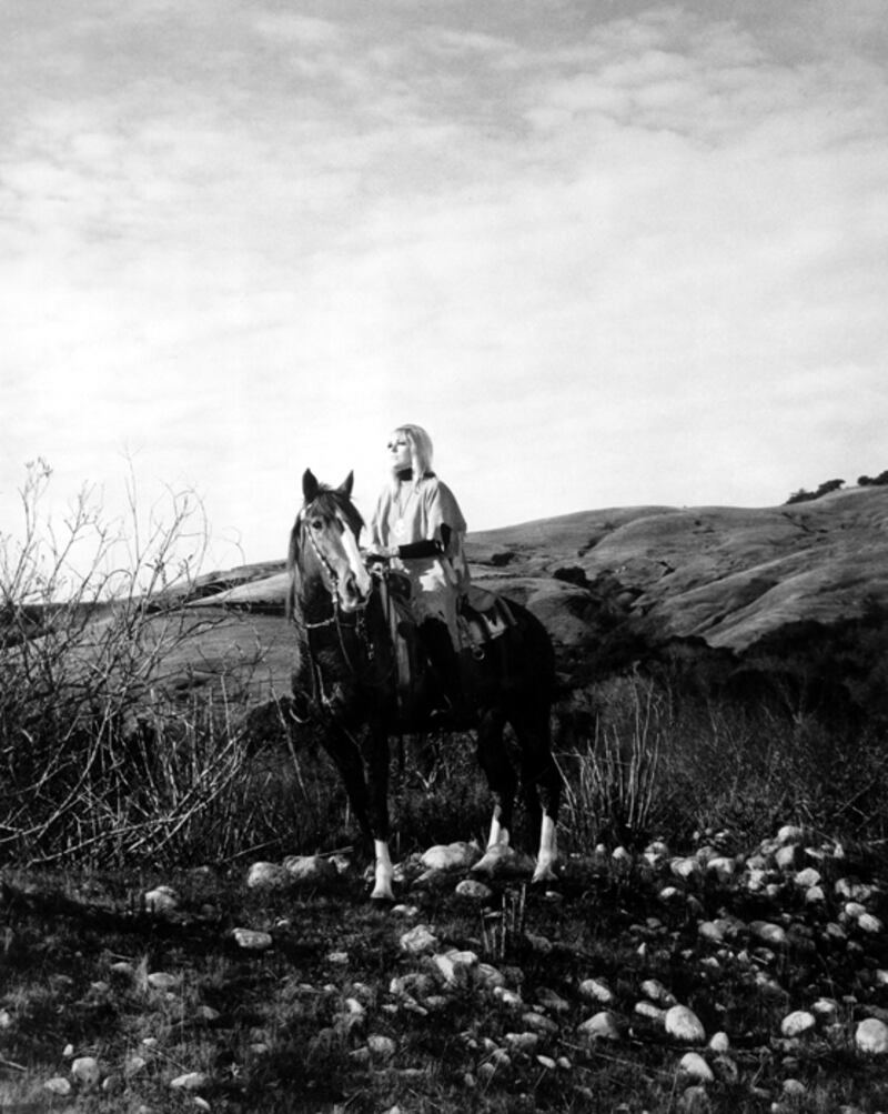 galleries/2010/10/07/women-on-horses/women-on-horses---novak_n679bc