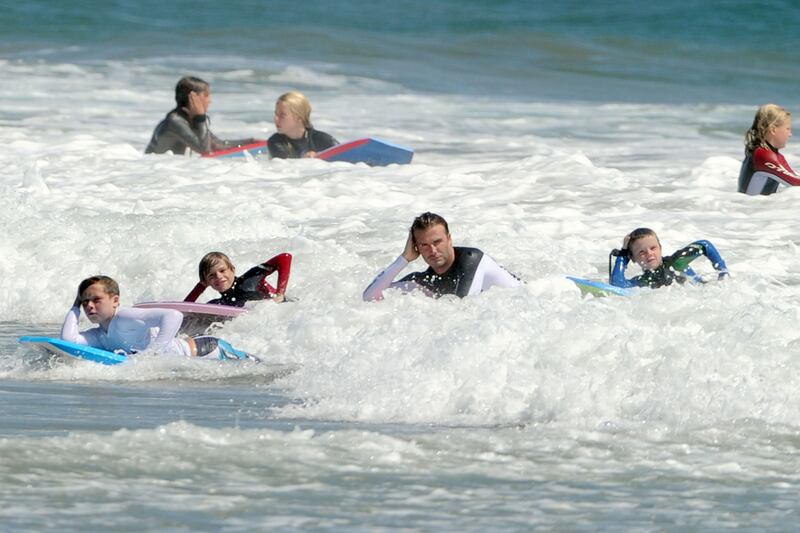 galleries/2011/08/23/surfing-with-the-stars/celebrity-surfing-beckham-sons_ewegql