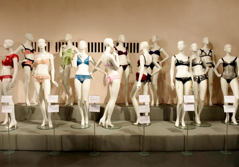 galleries/2009/06/17/the-evolution-of-underwear/fashion-underwear-2_dga3jp