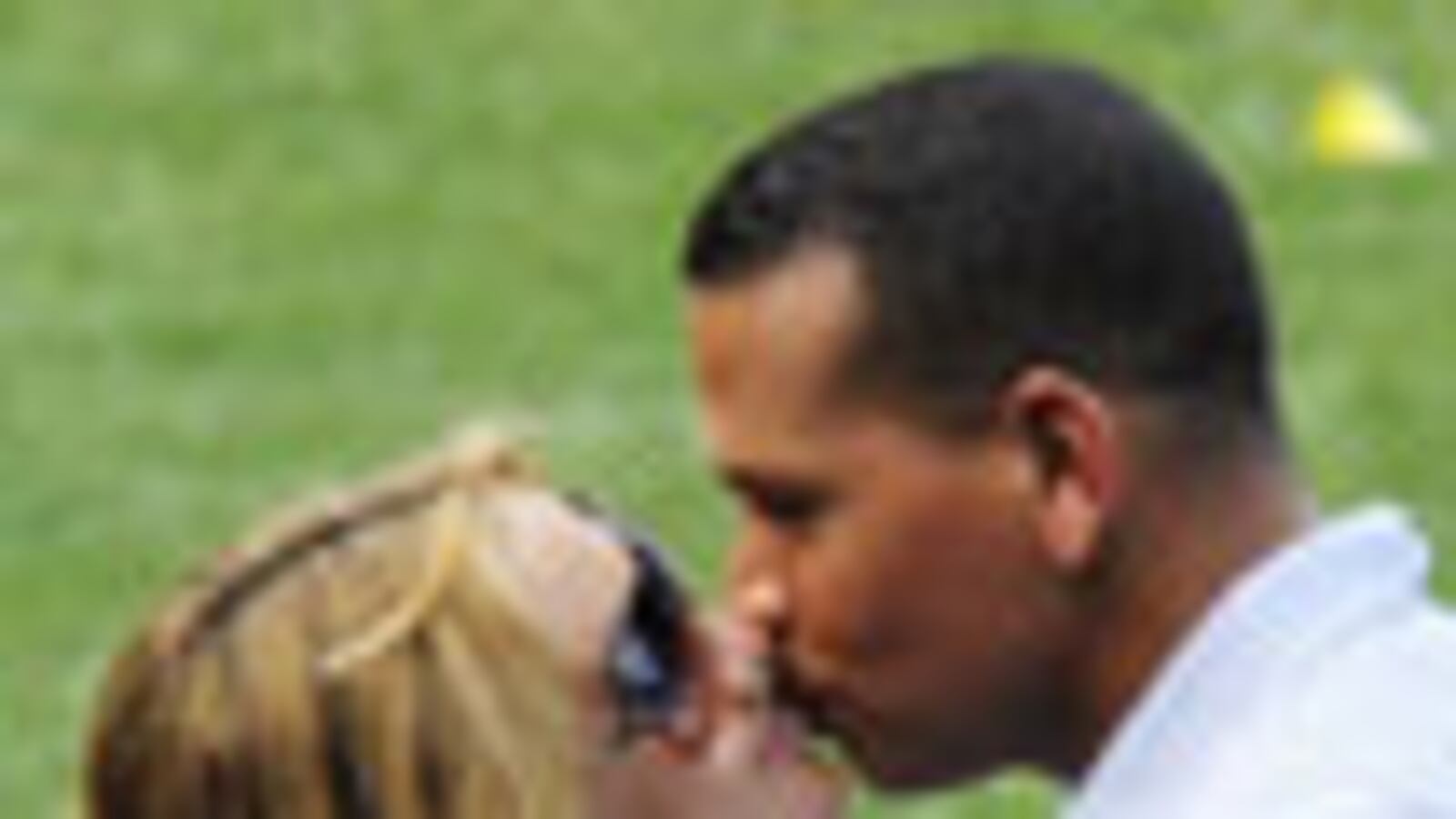 cheats/2009/10/30/inside-a-rods-bedroom/arod-and-hudson_llnfmt