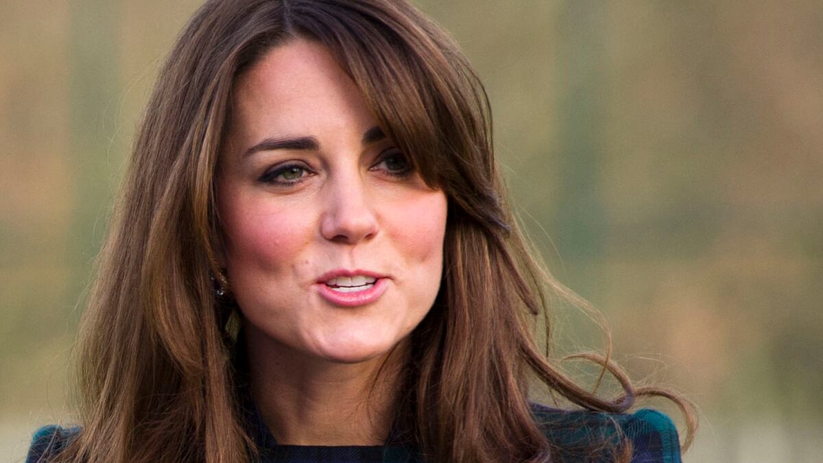 cheats/2012/12/16/kate-to-appear-in-public/kate-william-pregnant-hospital-cheat_vqeiop