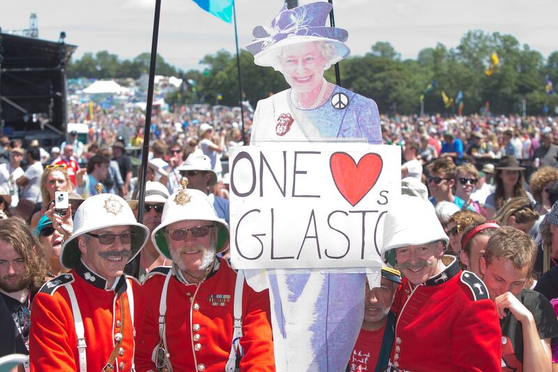 galleries/2013/07/01/mick-jagger-kate-moss-more-stars-at-glastonbury-2013-photos/130630-glastonbury-queen-funny_xqvlib