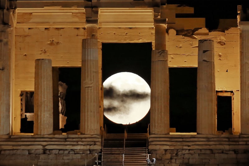 galleries/2016/11/14/striking-photos-of-the-supermoon/161114-Super-Moon-tease_dv7jfl