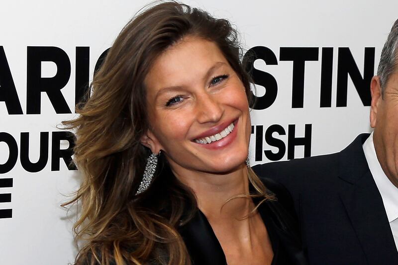 articles/2013/02/05/gisele-lands-new-campaign-anorexxxy-sunglasses-are-a-thing/130205-Gisele-Bundchen-cheat_etorws