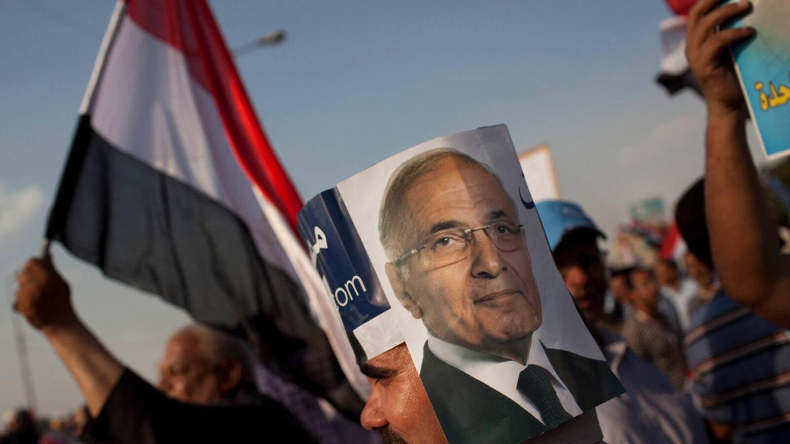 cheats/2012/06/24/egypt-election-winner-to-be-named/egypt-awaits-election-results-cheat_uycxlr