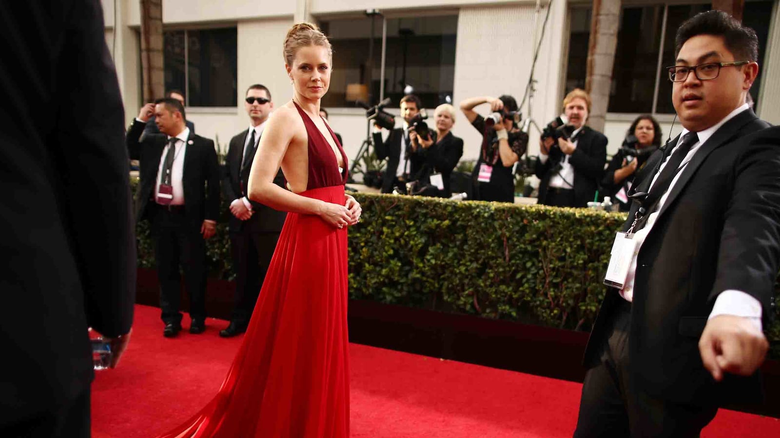 articles/2014/03/02/stylists-offer-advice-on-the-art-of-the-red-carpet-pose/140301-goff-red-carpet-tease_oqfgc9