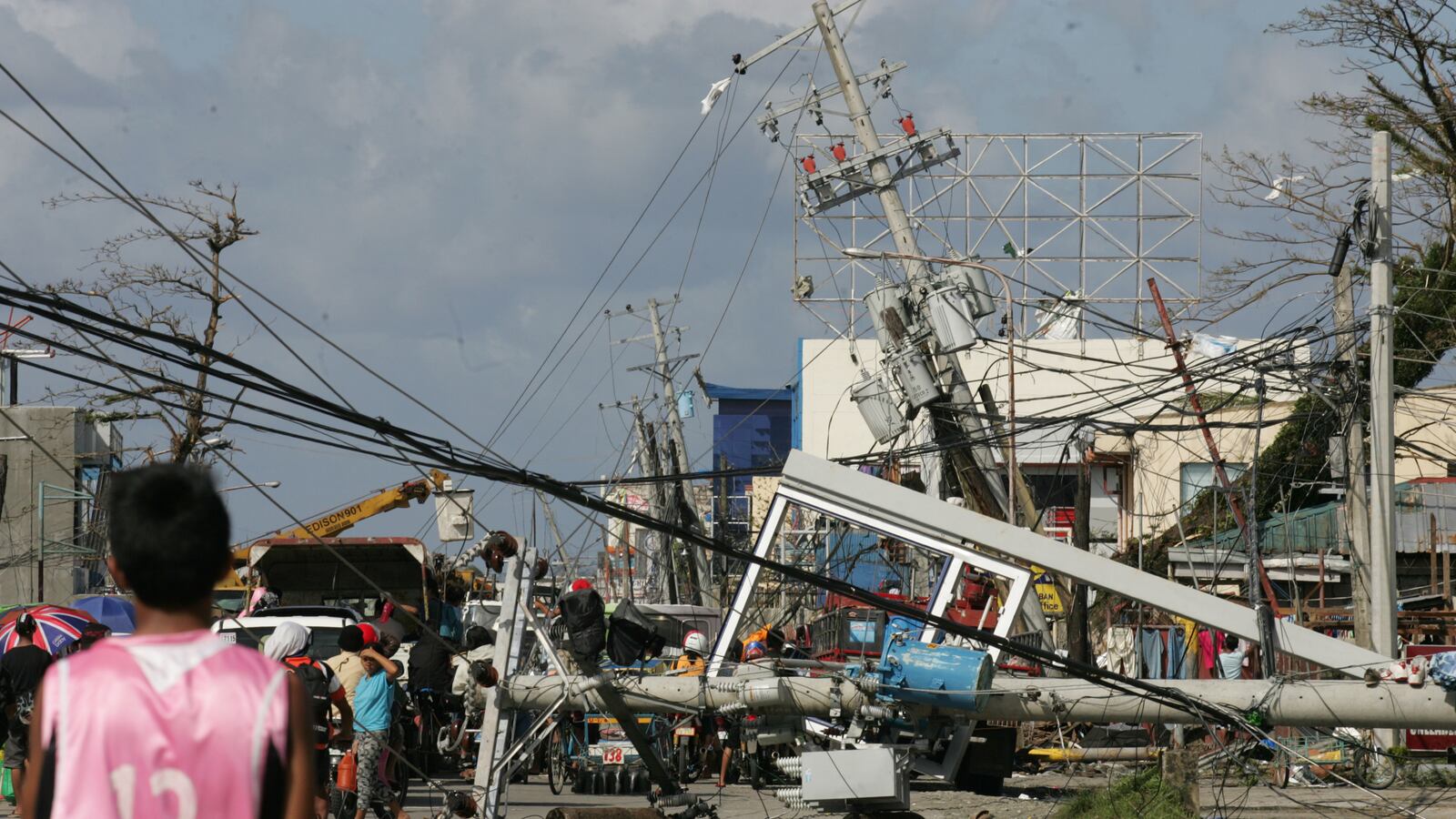 articles/2013/11/11/typhoon-haiyan-survivor-describes-utter-devastation-in-the-philippines/131110-typhoon5_jw0fog