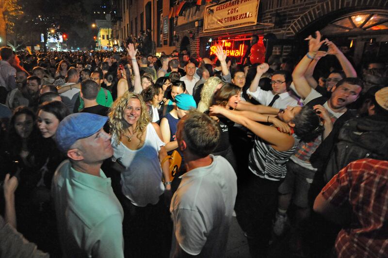 galleries/2011/06/25/new-york-approves-gay-marriage/gay-marriage-approved-new-york-7_useei0