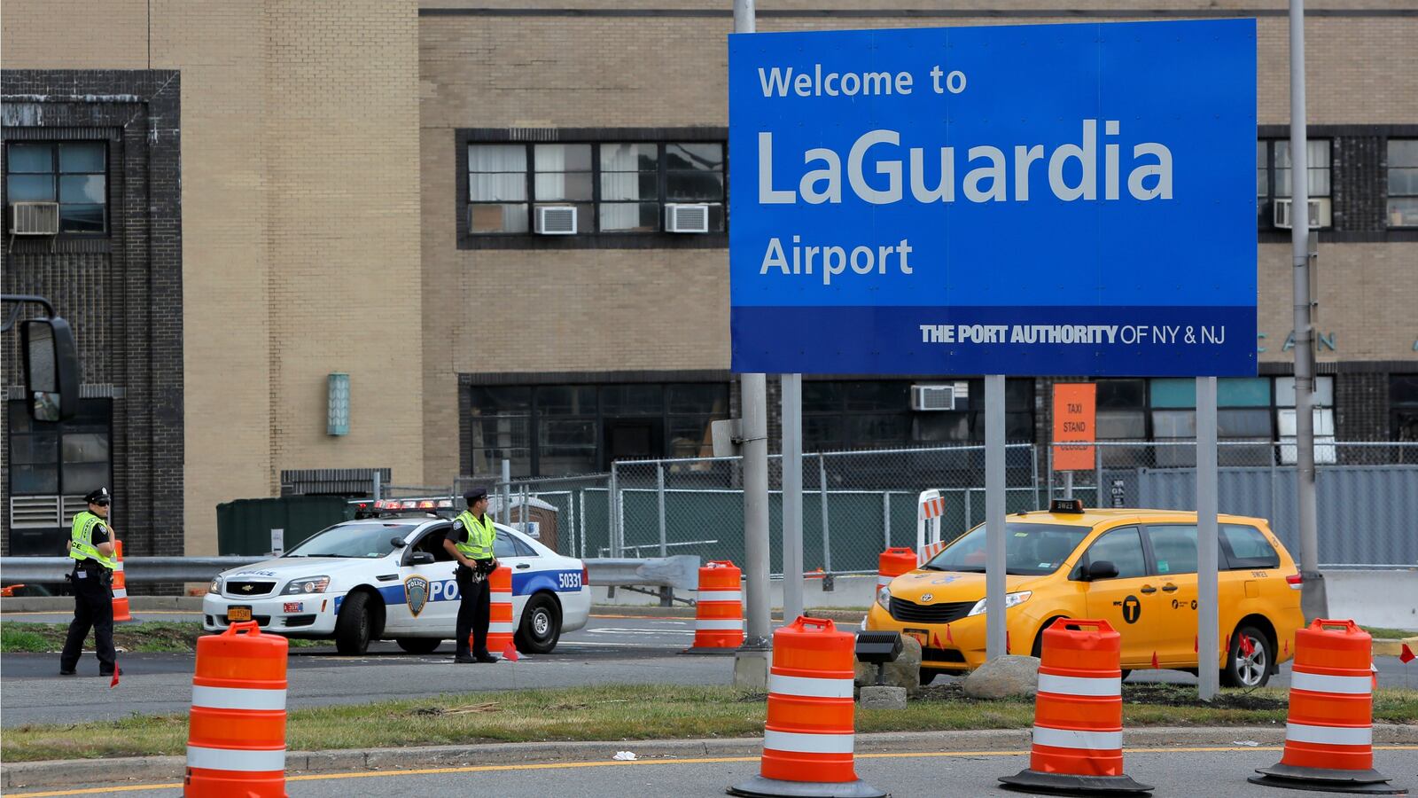 180620-laguardia-demonstrations-immigrant-children-cheat_damtwe