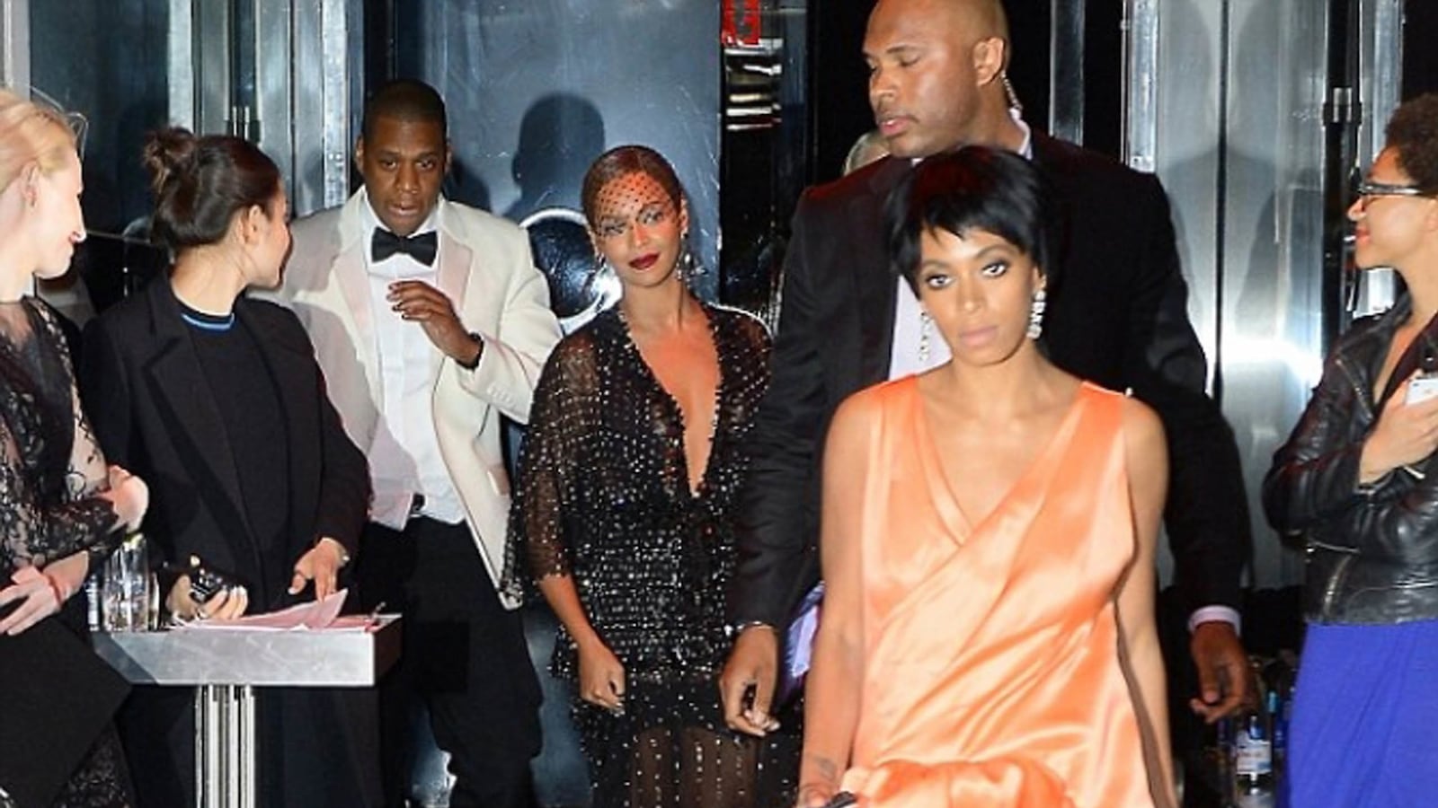 articles/2014/12/24/solange-smacks-jay-z-legolas-slaps-bieber-and-the-biggest-celebrity-feuds-of-the-year/141223-zimmerman-celebs-tease_zaso8a