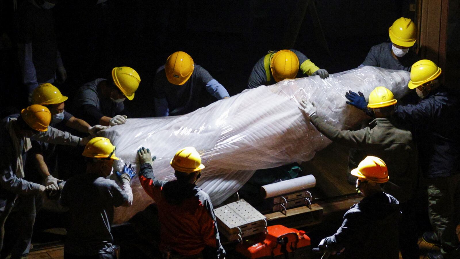 2021-12-22T203117Z_1995854500_RC2WJR9IH0R4_RTRMADP_3_HONGKONG-SECURITY-STATUE_nfufdv