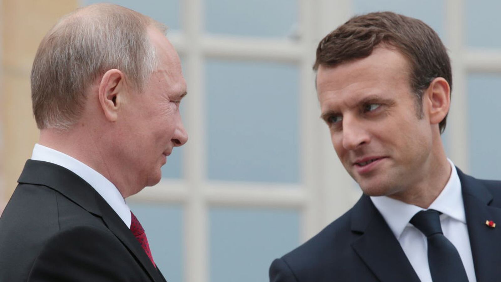 170529-Nemtsova-Russian-react-to-Macron-tease_sebzaq