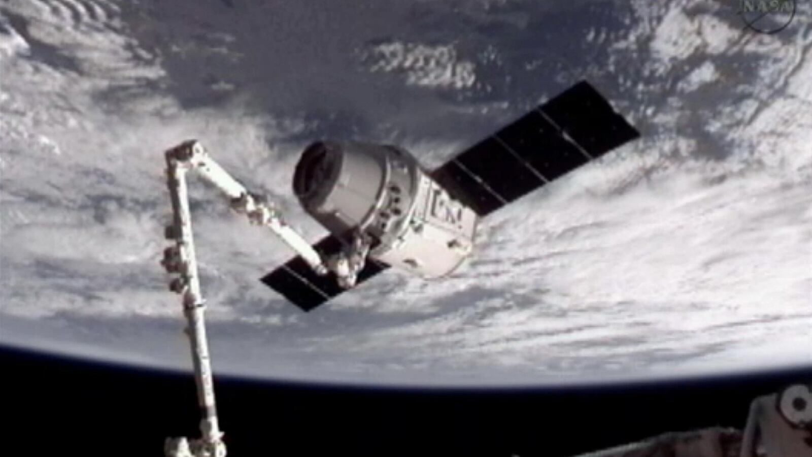 cheats/2012/05/25/spacex-s-dragon-lands-at-space-station/spacex-intl-space-station-dragon-cheat_kfsrxc