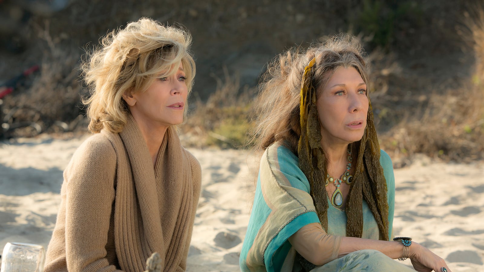 articles/2015/05/08/jane-fonda-and-lily-tomlin-s-grace-and-frankie-is-grandmas-gone-sorta-wild/150507-fallon-gracie-embed_baqiuc