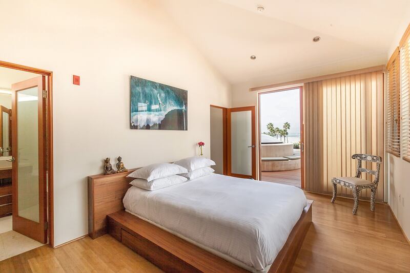 galleries/2014/04/06/omg-i-want-this-house-venice-california-photos/140404-omg-house-venice-beach-4_jkrias