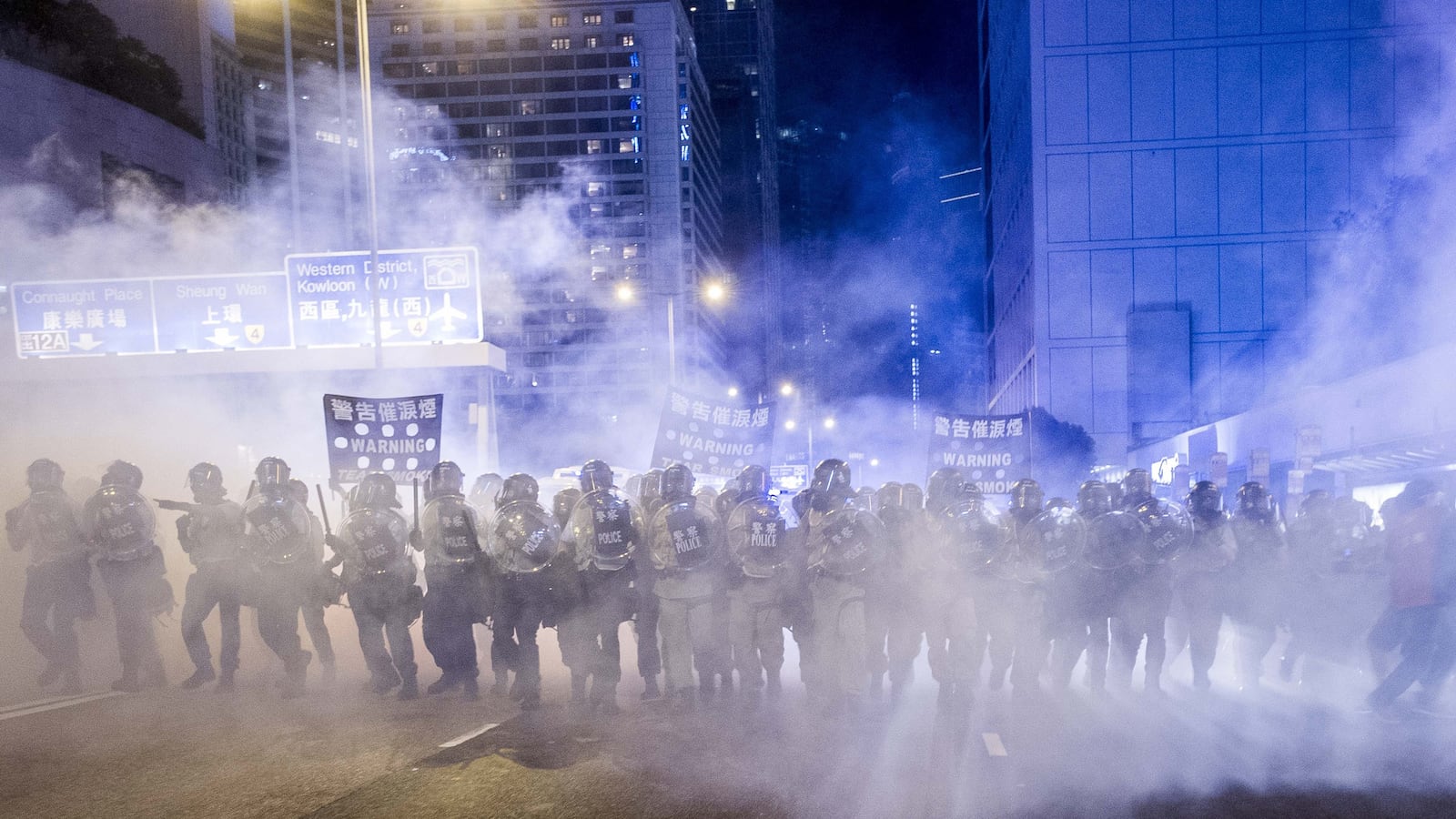 galleries/2014/09/29/hong-kong-errupts-in-protest-photos/140929-hong-kong-protest2_mgaclx