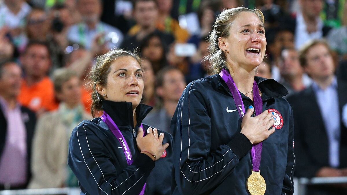 cheats/2012/08/08/u-s-wins-women-s-beach-volleyball/treanor-jennings-gold_rmjieo