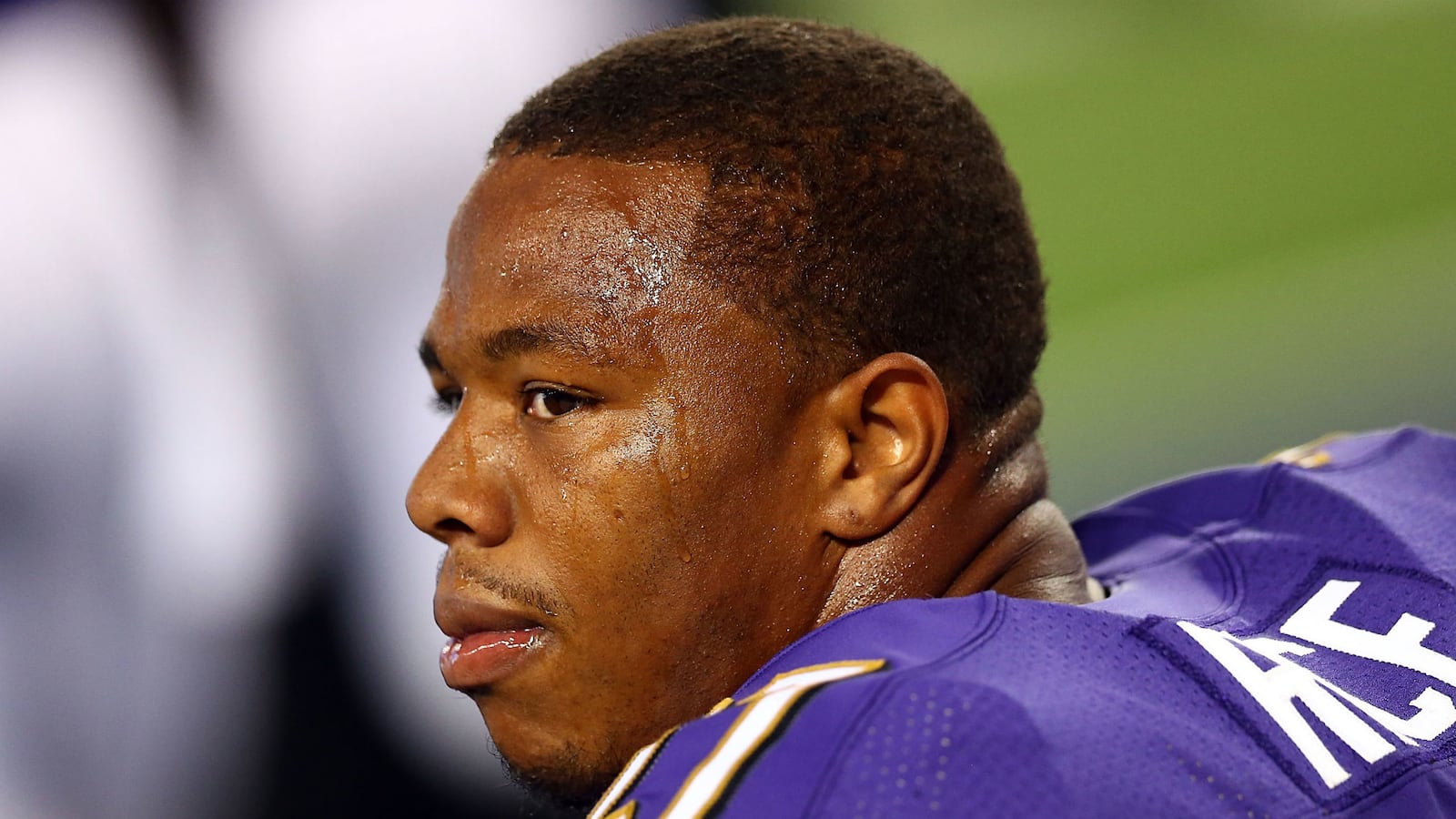 cheats/2014/09/08/video-of-ray-rice-punching-fiance-posted/140908-ray-rice-cheat_wenidl