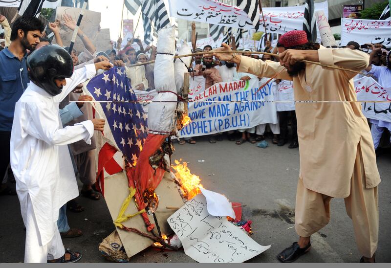 articles/2012/09/17/memo-to-obama-speak-for-free-speech/protest-pakistan-flag_yle54n