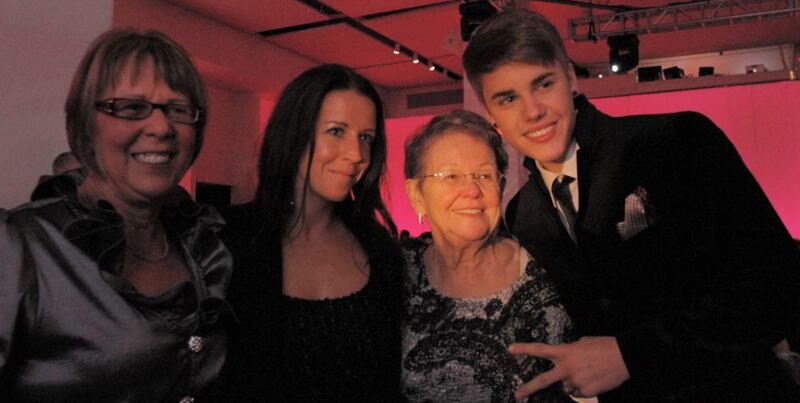 galleries/2011/11/22/celebrity-twitter-photos/celeb-twit-pics-gal-bieber_ljeejl