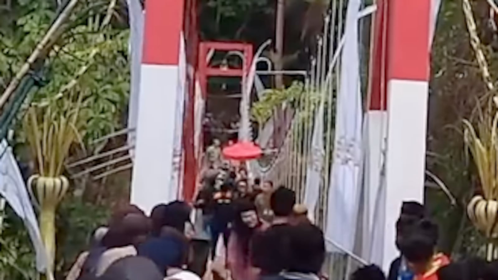 Pongpet Suspension Bridge just before it collapsed.