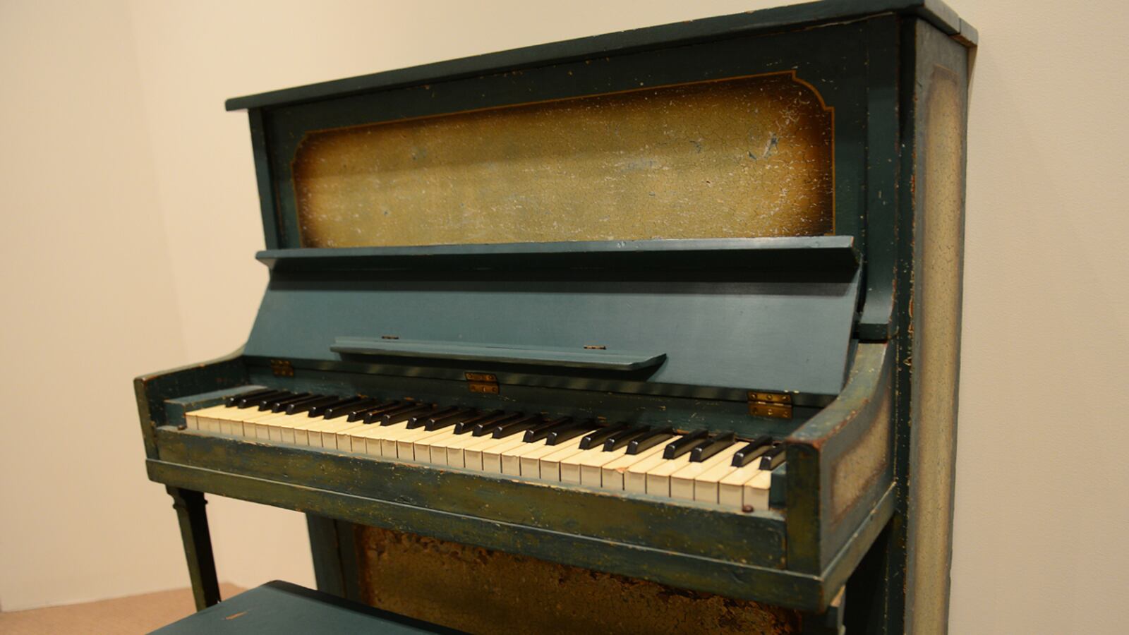 cheats/2012/12/15/casablanca-piano-auctioned/casablanca-piano-auction-cheat_rm0jih