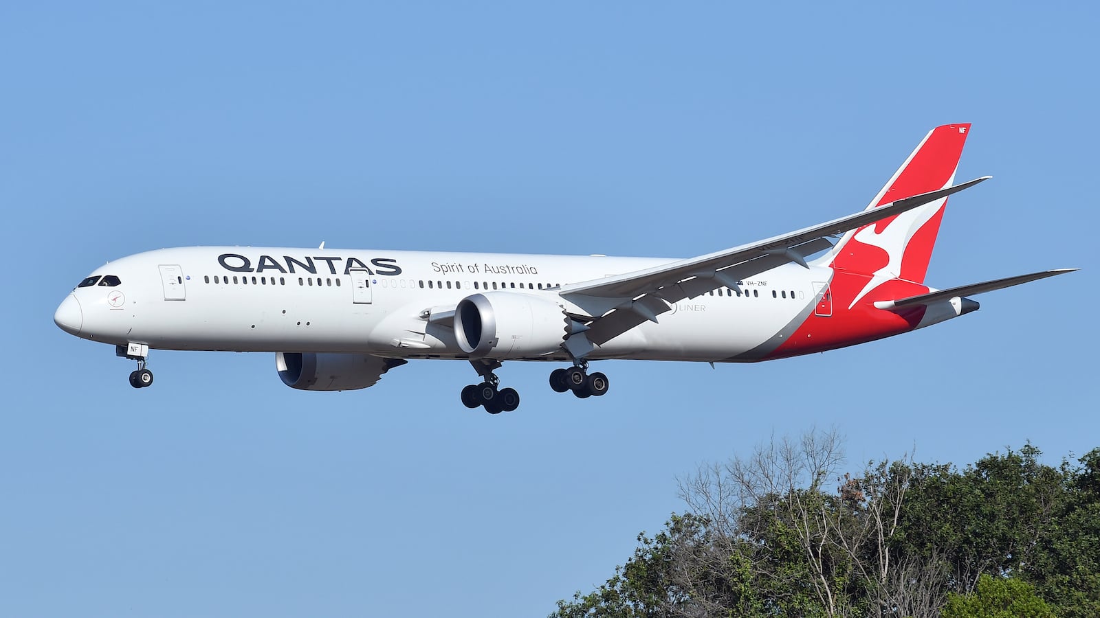 qantas_airways_qyloyb