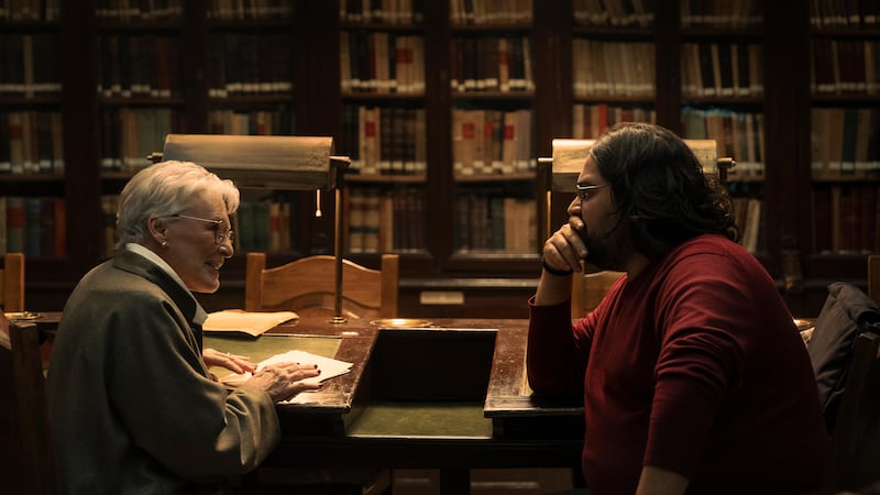 Glenn Close and Carlos González in La bola negra