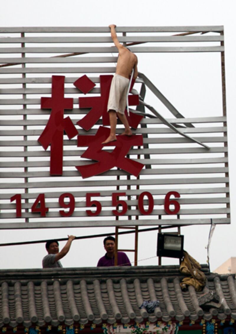galleries/2012/06/21/china-s-dramatic-suicide-rescues-photos/china-suicide-rescues-10_kx8rmz