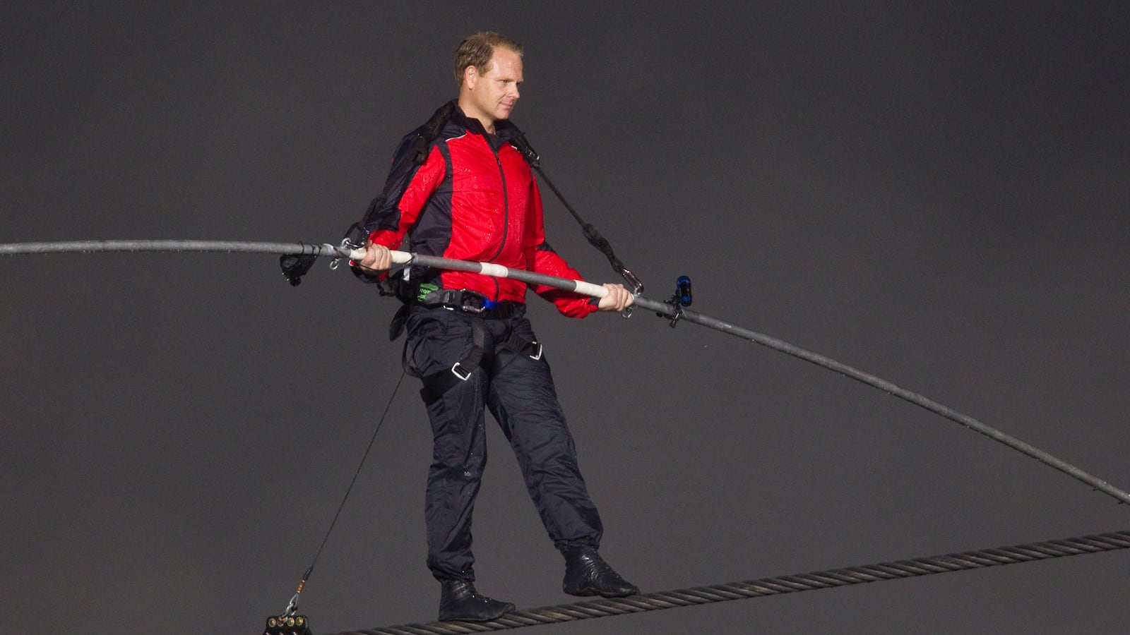 cheats/2012/06/16/wallenda-walks-niagara-falls/wallenda-tight-rope-niagara-cheat_dirfs5