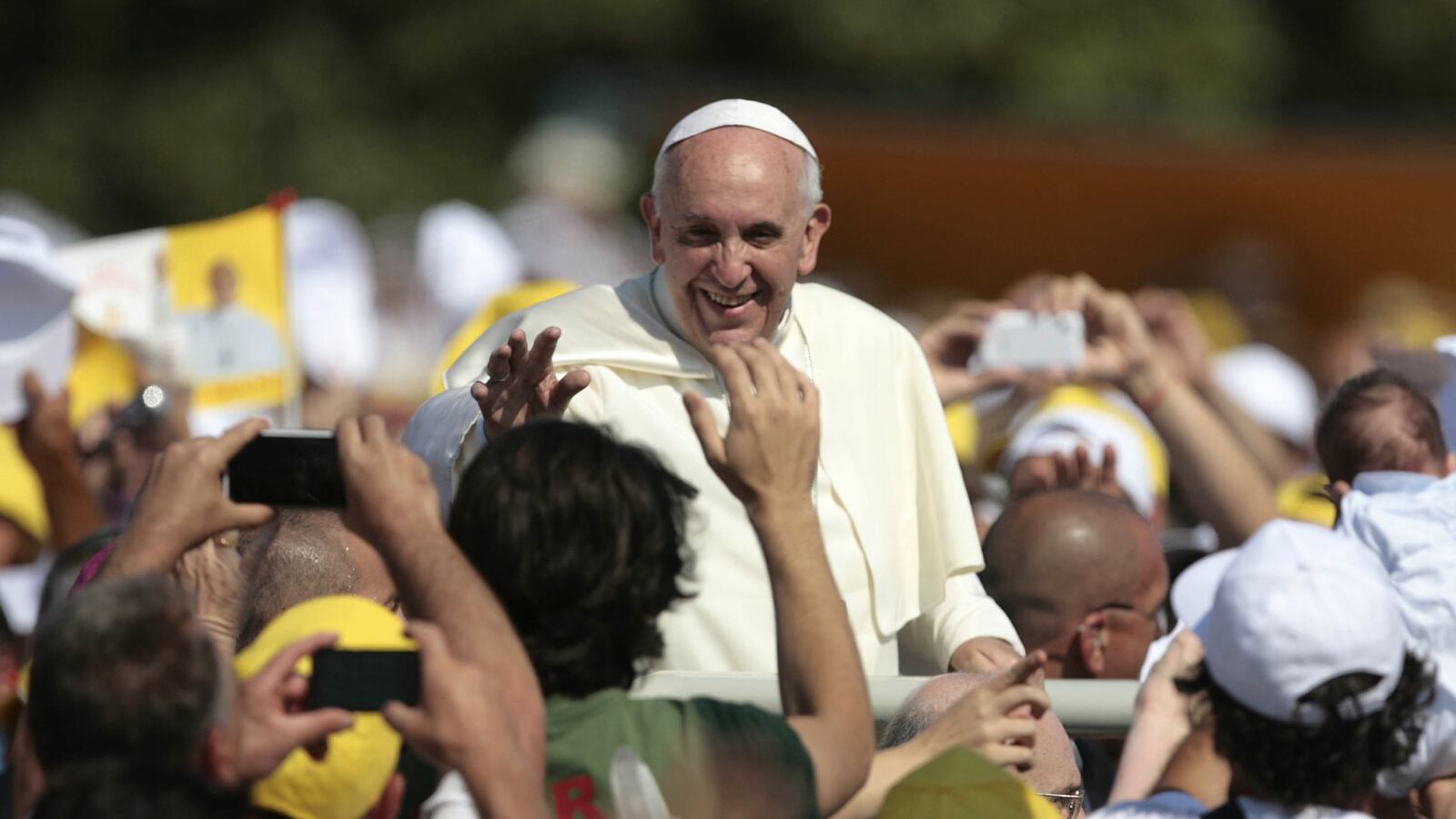 articles/2014/11/30/pope-bids-refugees-to-eu-bienvenido-europe-says-non/141128-moss-pope-immigration-tease_sayanv