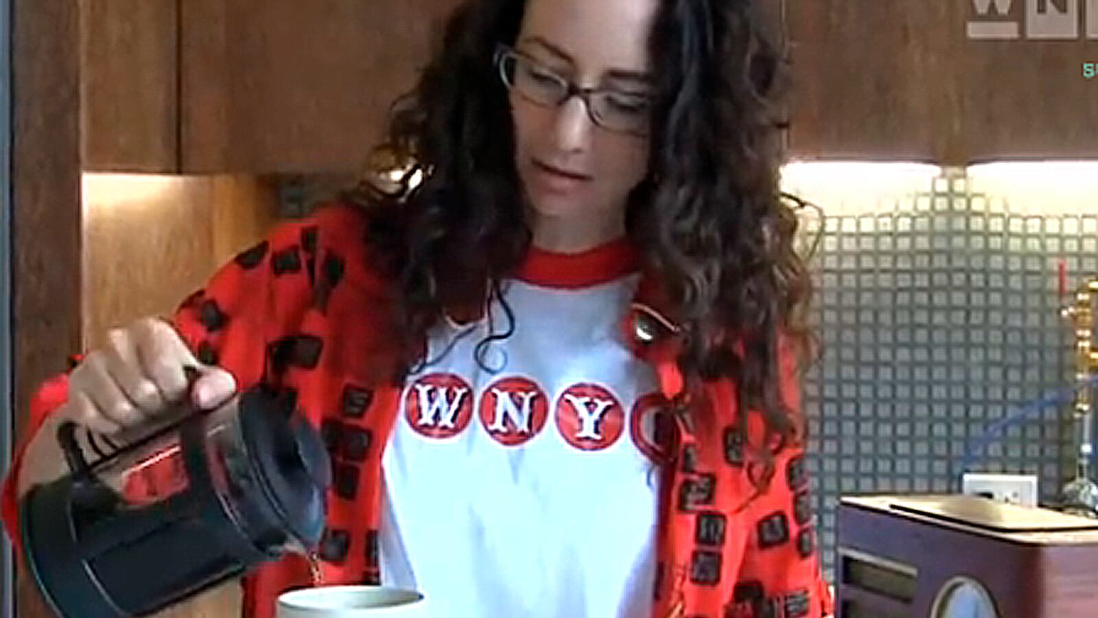 articles/2014/05/11/how-to-survive-a-public-radio-membership-drive/140710-WNYC-fundraiser-tease_rdsbtv