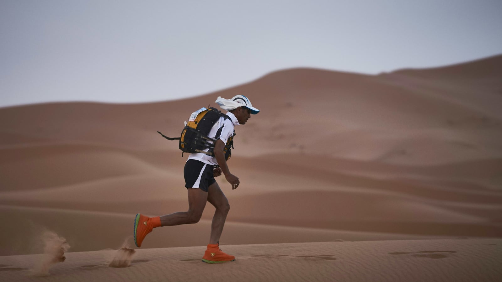 galleries/2016/04/13/marathon-in-the-moroccan-desert/160413-morocco-race1_pqtodm