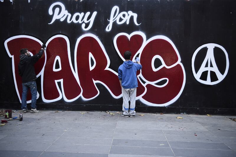 galleries/2015/11/14/city-in-mourning-paris-reacts-to-the-aftermath-of-terror-photos/151114-paris-reax10_xl2r3f