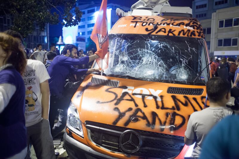 galleries/2013/05/31/occupy-istanbul-errupts-in-violence-photos/130601-turkey-day2-11_ik9pav